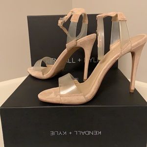 🎉HOST PICK🎉Never worn- KENDALL + KYLIE Enya strappy sandals